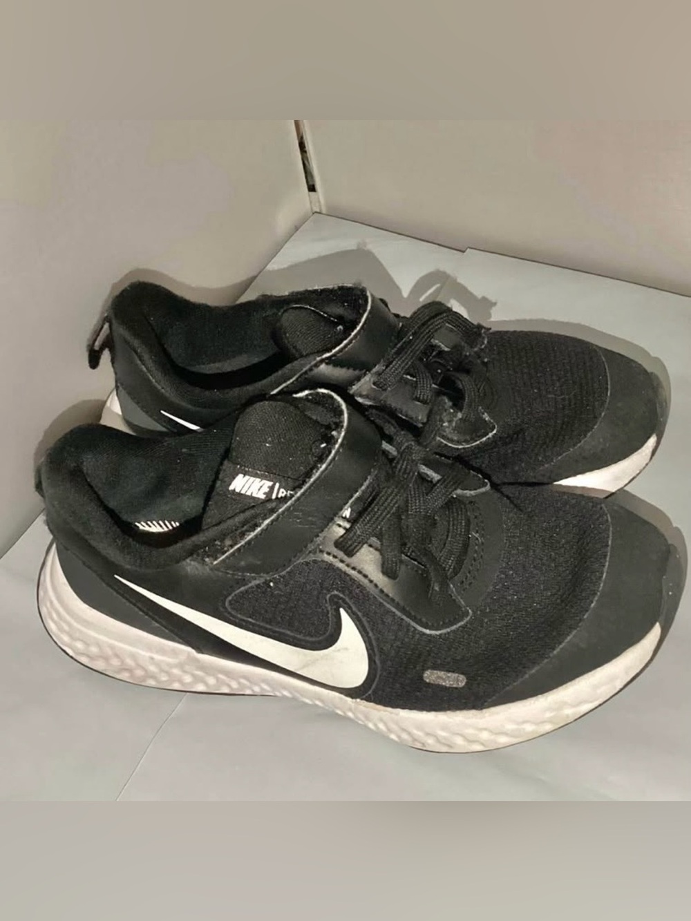 Nike Revolution YOUTH Athletic Sneaker Shoe Black Size 3Y Hook&Loop
